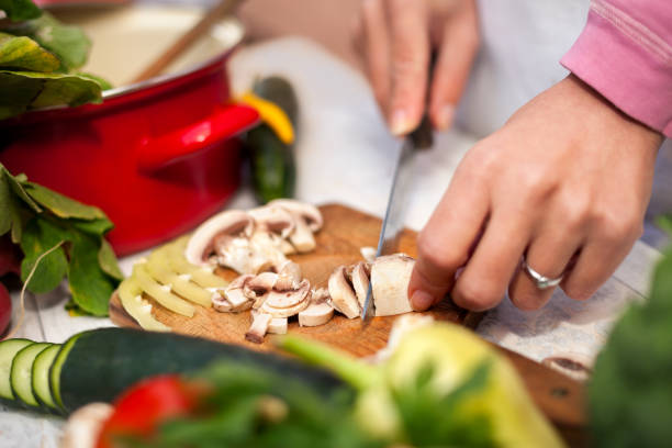 istock Housewife slicing champignons 837147220