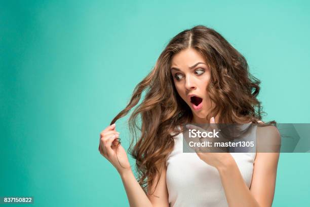Frustrierte Junge Frau Die Ein Schlechtes Haar Auf Blau Stockfoto und mehr Bilder von Ausgedörrt