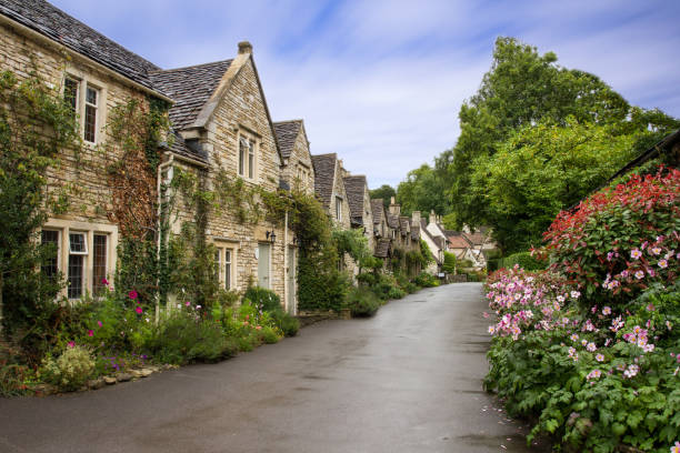 bela vista de verão da rua em castle combe, uk - castle combe - fotografias e filmes do acervo