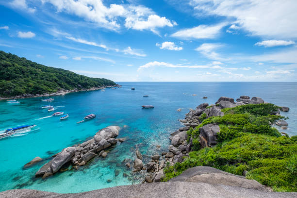 parque bahía vela isla de la roca en el mar de andamán - thailand asia famous place stone fotografías e imágenes de stock