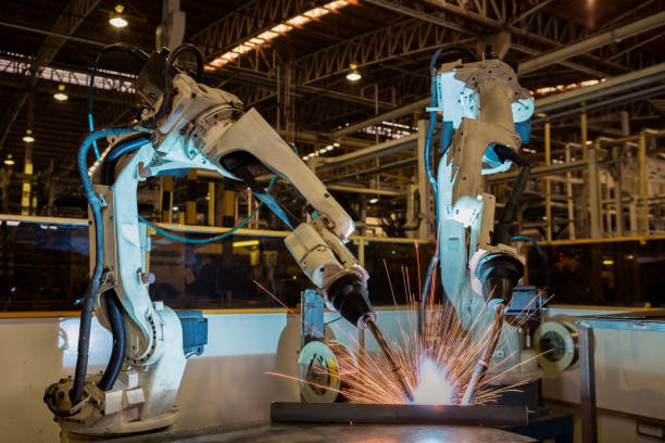 産業用ロボット、自動車工場で自動車部品を溶接します。 - 自動溶接トーチ ストックフォトと画像