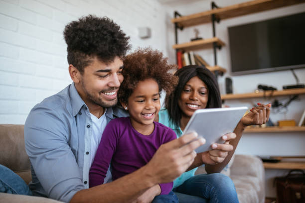 família se divertindo - digital tablet family father offspring - fotografias e filmes do acervo