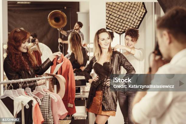 Photo libre de droit de Styliste Mettant Habillement En Modèle banque d'images et plus d'images libres de droit de Défilé de mode - Défilé de mode, Mannequin - Métier, Photographe