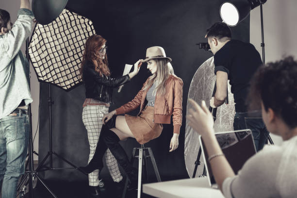 mode-designerin mit modell beim foto-shooting - fashion women stage makeup fashion model stock-fotos und bilder
