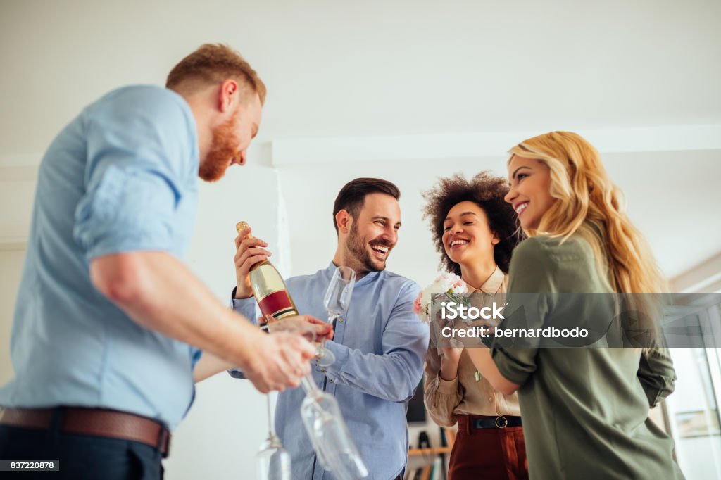 Celebración de su nuevo hogar - Foto de stock de Amistad libre de derechos