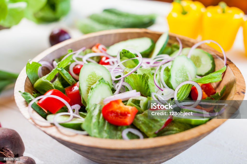 bol de salade de légumes sur la table de la cuisine, alimentation équilibrée - Photo de Aliment libre de droits