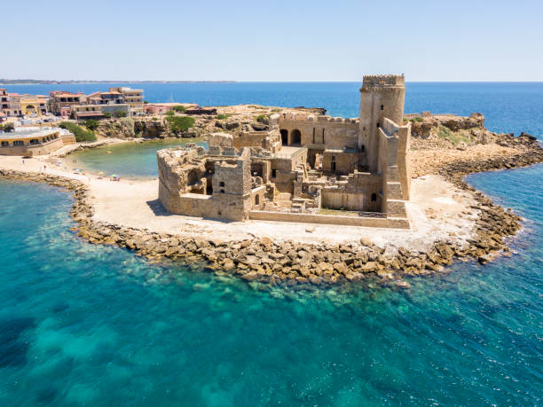 Aerial view of the Aragonese castle of Le Castella, Le Castella, Calabria, Italy: the Ionian Sea, built on a small strip of land overlooking the Costa dei Saraceni in the hamlet of Isola Capo Rizzuto Aerial view of the Aragonese castle of Le Castella, Le Castella, Calabria, Italy: the Ionian Sea, built on a small strip of land overlooking the Costa dei Saraceni in the hamlet of Isola Capo Rizzuto marine reserve photos stock pictures, royalty-free photos & images