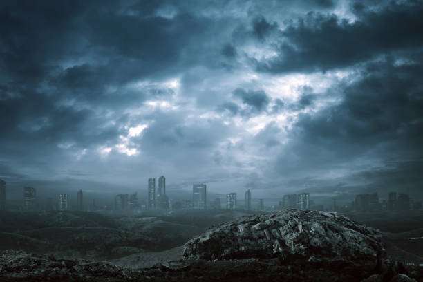 vista del moderno edificio con niebla oscura - dark sky fotografías e imágenes de stock