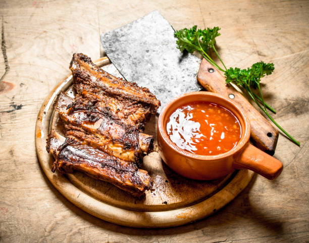 barbecued ribs with tomato sauce and a carving hatchet. - 3494 imagens e fotografias de stock
