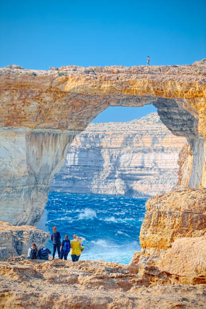 gente mira la ventana azul (se derrumbó en 08 de marzo de 2017), gozo, malta - gozo malta natural arch natural phenomenon fotografías e imágenes de stock