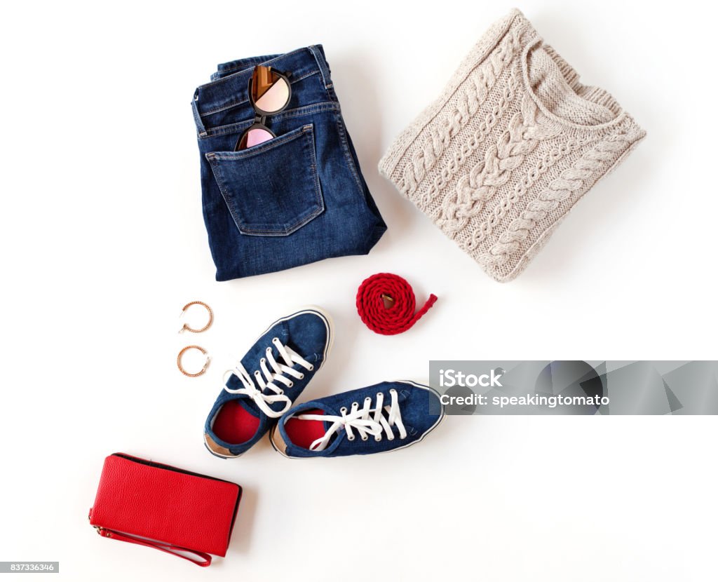 Traje de otoño. De las mujeres ropa de moda y accesorios en colores azules y rojos aislados sobre fondo blanco. Vista plana endecha, superior. - Foto de stock de Vestimenta libre de derechos