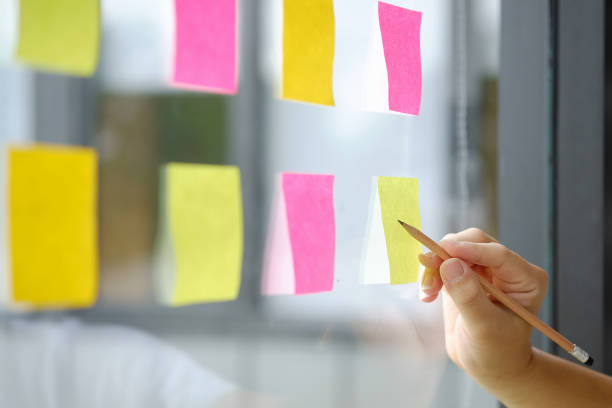 istock Hand point sticky note reminder on glass windows in business office. 837344542