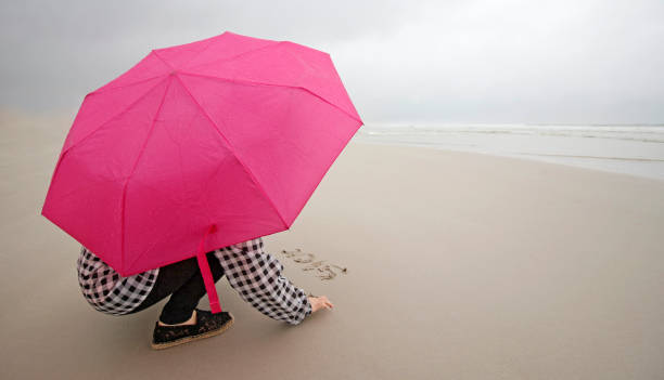 plage de rotha parapluie écrire dans rivage sable pluie océan couleur portrait mode - rain women umbrella parasol photos et images de collection