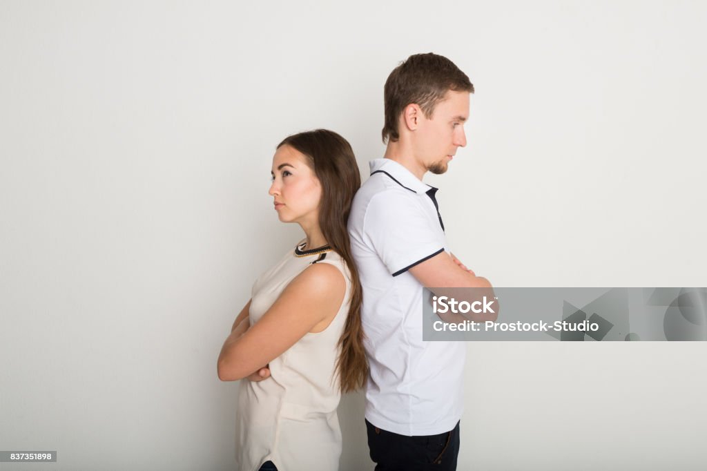 Parem, perturbar o casal de costas depois de briga - Foto de stock de Fundo Branco royalty-free