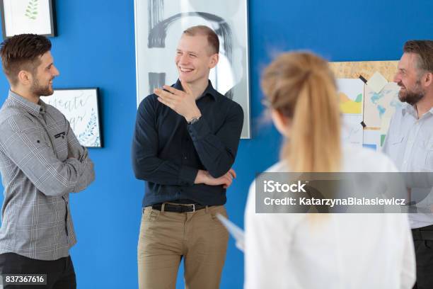 Foto de Colegas De Trabalho Ouvindo Sua Colega e mais fotos de stock de Adulto - Adulto, Autoconfiança, Azul