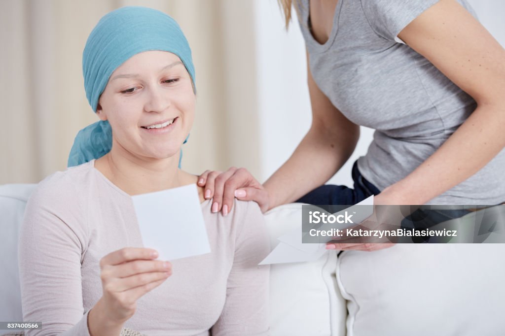 Mulher com câncer olhando foto - Foto de stock de Adulto royalty-free