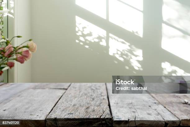 Mesa De Madera Frente Al Desenfoque De Fondo Foto de stock y más banco de imágenes de Hoja - Hoja, Mesa - Mueble, Ventana