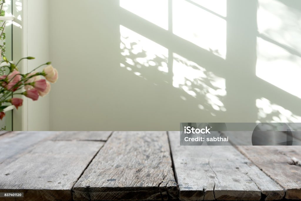 mesa de madeira na frente o desfoque de fundo - Foto de stock de Folha royalty-free