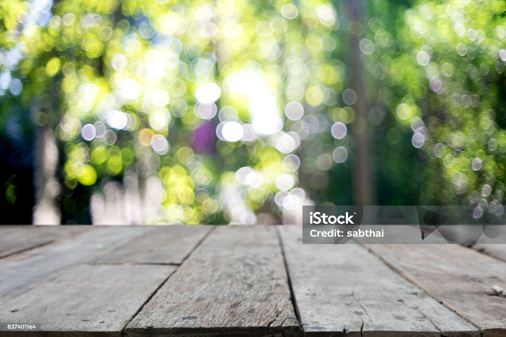 mesa de madera delante del fondo borroso con bokeh - Foto de stock de Abstracto libre de derechos