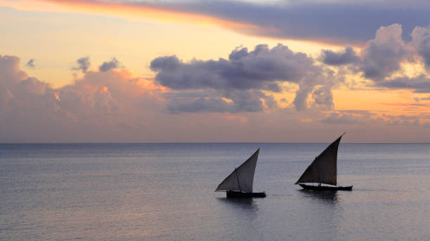 帆ボート航海船舶ザンジバル島海海輸送アフリカ空雲を釣り - cloud sailboat fishing boat fishing industry ストックフォトと画像