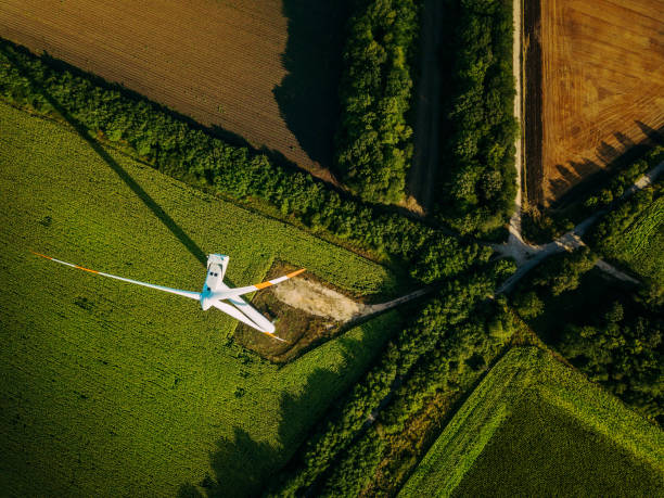 protection de l'environnement - aerial view mid air farm field photos et images de collection