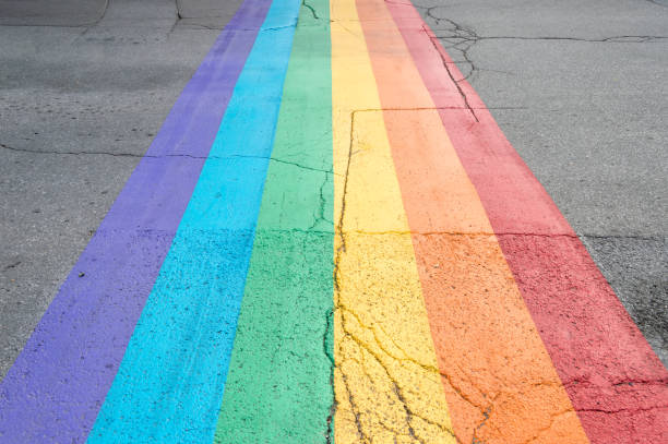 paso peatonal de bandera de orgullo gay en la aldea gay montreal - gay pride flag fotografías e imágenes de stock