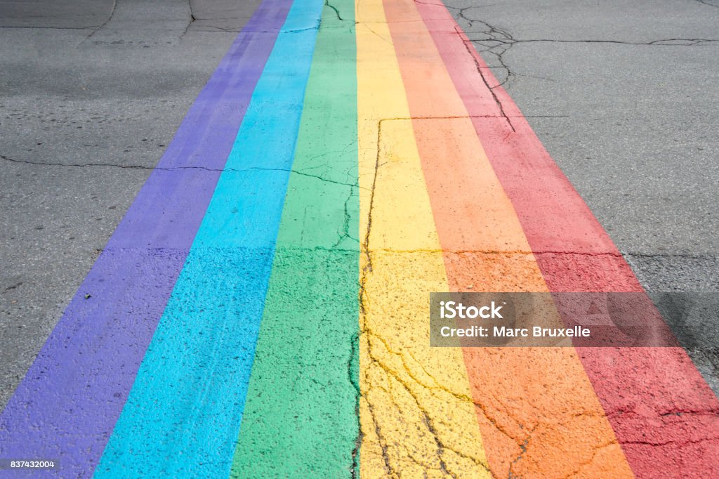 Gay pride drapeau tableau de concordance dans le village gay de Montréal - Photo de Arc en ciel libre de droits