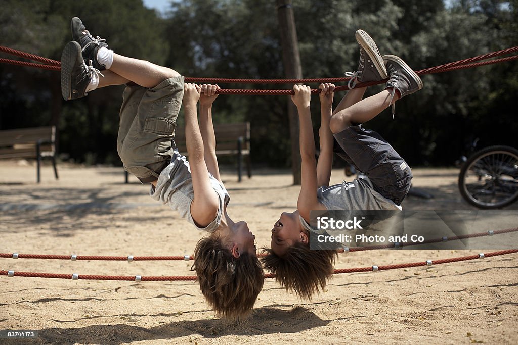 twins hang de estructura en el parque - Foto de stock de Niño libre de derechos