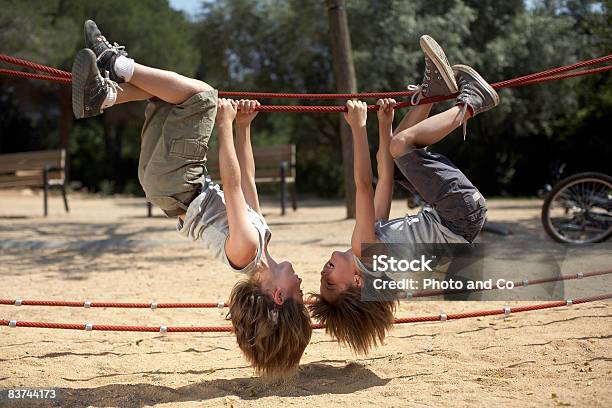 Twins Hang De Estructura En El Parque Foto de stock y más banco de imágenes de Niño - Niño, Juguetón, Niños