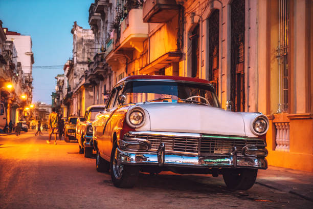 vecchia auto americana in strada al crepuscolo, l'avana, cuba - taxi retro revival havana car foto e immagini stock