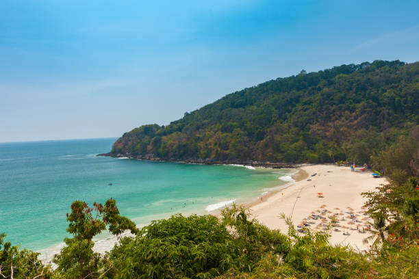 la playa de karon, phuket, tailandia - phuket province beach blue cliff fotografías e imágenes de stock
