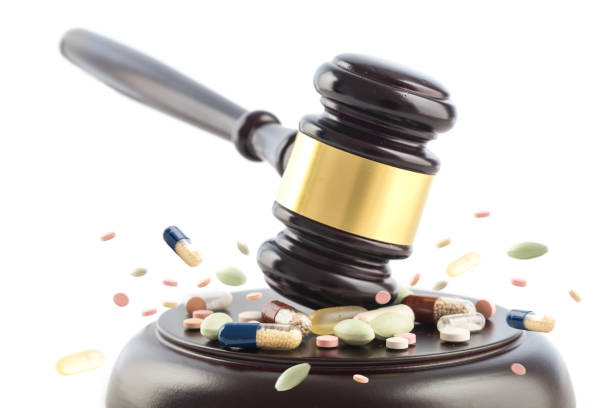 judge gavel beats on tablets and pills,  judge cocept, crime with drugs, medicine or doping, isolated on a white background, selected focus, motion blur - doping imagens e fotografias de stock