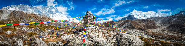 coloridas banderas de oración budista volando alto en las montañas del himalaya de nepal - many colored prayer flags fotografías e imágenes de stock