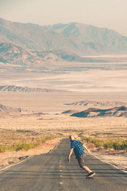 skateboarding death valley - skateboard park skateboarding road trip balance imagens e fotografias de stock