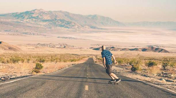 skateboarding death valley - skateboard park skateboarding road trip balance imagens e fotografias de stock