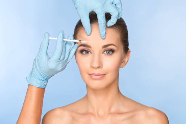 femmes sont confrontées avec le botox - bacille botulique photos et images de collection