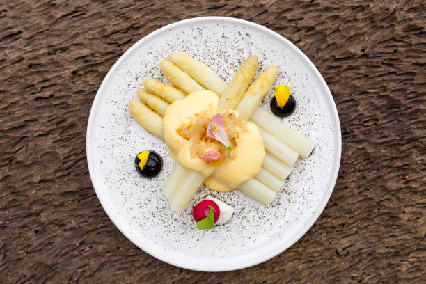 white asparagus mousseline sauce - hollandaise sauce imagens e fotografias de stock