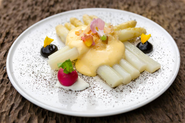 white asparagus mousseline sauce - hollandaise sauce imagens e fotografias de stock