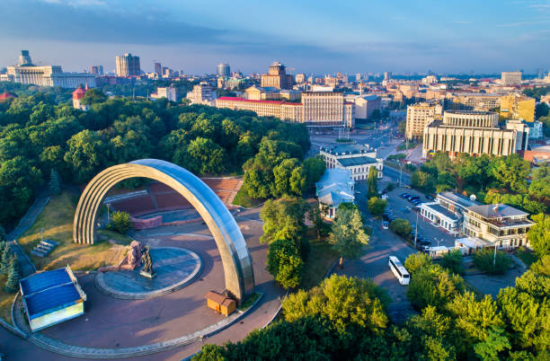 vue aérienne de kiev avec l’amitié des nations arch et carré européenne - ukraine - kiev photos et images de collection