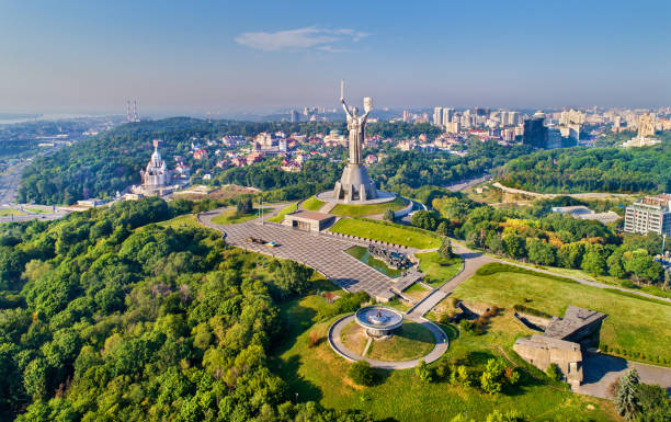 vue aérienne du monument de la mère patrie et le musée de la seconde guerre mondiale à kiev, ukraine - kiev photos et images de collection