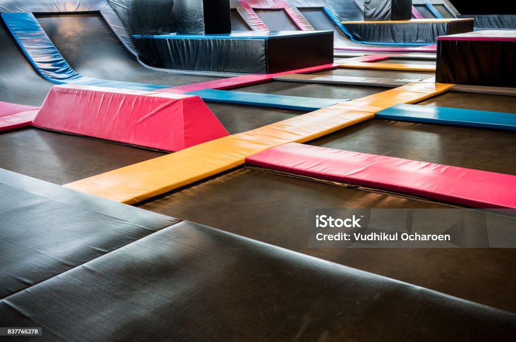 Interconectados los trampolines de salto interior - Foto de stock de Trampolín - Artículos deportivos libre de derechos