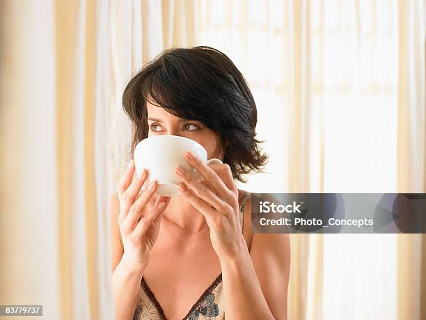 Frau Trinkt Eine Tasse Kaffee Brüssel Belgien Stockfoto und mehr Bilder von 35-39 Jahre - 35-39 Jahre, Attraktive Frau, Aufwachen