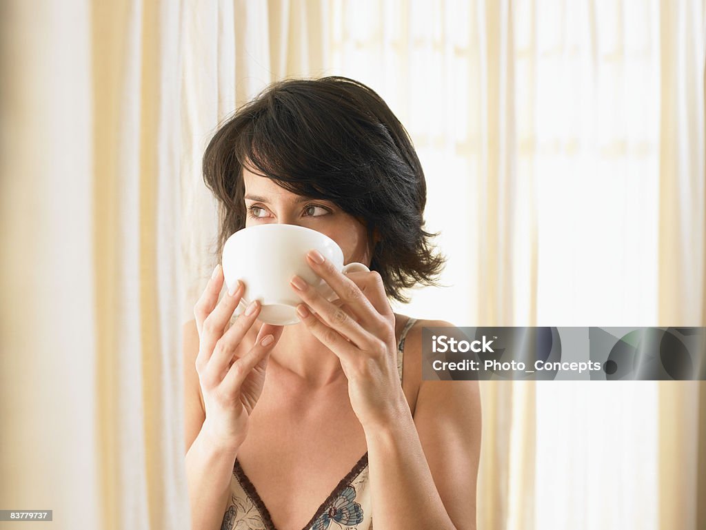 Femme buvant une tasse «à Bruxelles, Belgique - Photo de 35-39 ans libre de droits