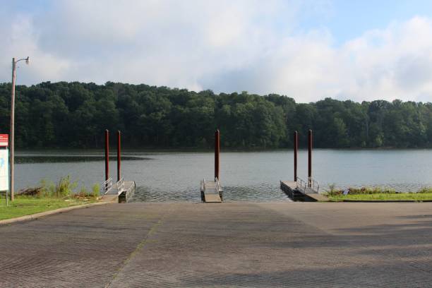 aire de lancement de bateaux - boat launch photos et images de collection