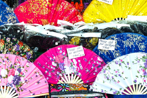 красочные стороны вентиляторы для продажи в щука место рынка в сиэтле, штат вашингтон - forsale стоковые фото и изображения