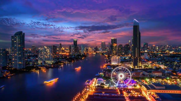 paysage urbain de bangkok. vue de nuit de bangkok dans le quartier des affaires. au crépuscule - bangkok thailand skyline night photos et images de collection