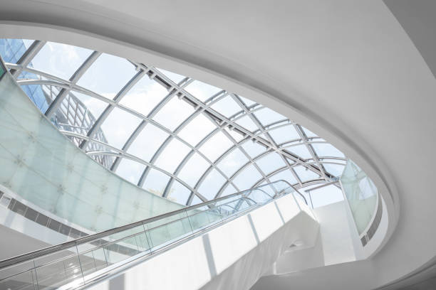 modern escalator - escalator shopping mall shopping transparent imagens e fotografias de stock