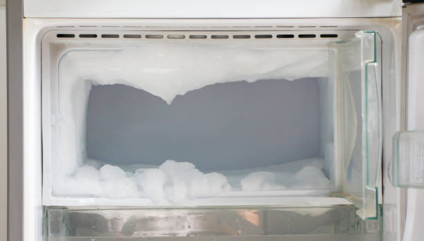 gelo congelado na geladeira - freezer - fotografias e filmes do acervo