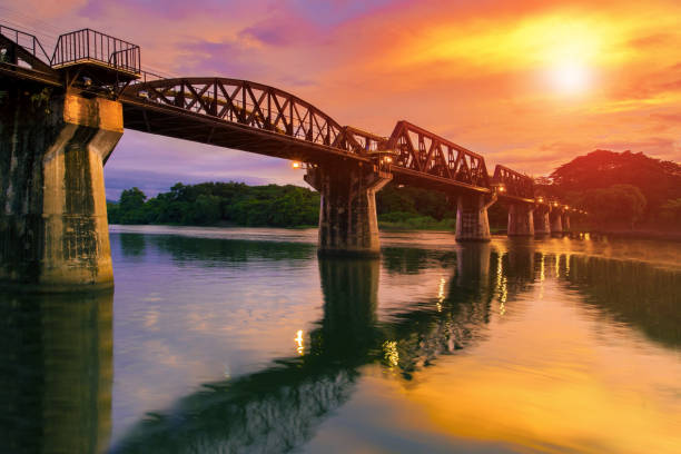 colorato tempo crepuscolare del ponte khaw fiume nel kanchanaburi più popolare storia della seconda guerra mondiale destinazione di viaggio nella parte occidentale della thailandia - kwai river kanchanaburi province bridge thailand foto e immagini stock