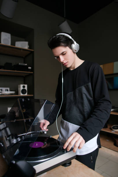 istock Music shop. Vinyl records buying 838017594